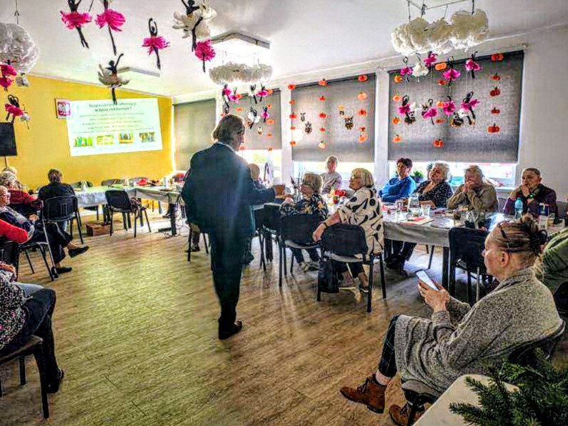 Fundacja wspiera seniorów w bezpiecznym świecie informacji